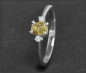 Preview: Diamant Ring 0,66ct olivgrün, Kisseschliff, 585 Gold