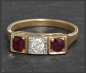 Preview: Antiker 1,30ct Diamant & Rubin Trilogie Ring, 585 Gold