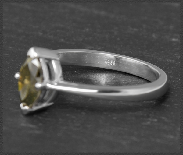 Diamant Solitär Ring, 0,94ct im Navette-Schliff, 585 Gold