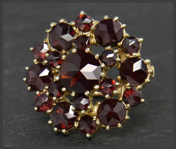 Ring, 9,20ct rote Granate, 333 Gold, Antik Cocktailring