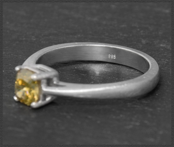 Diamant Solitär Ring mit 0,60ct Naturfarbe olivgrün