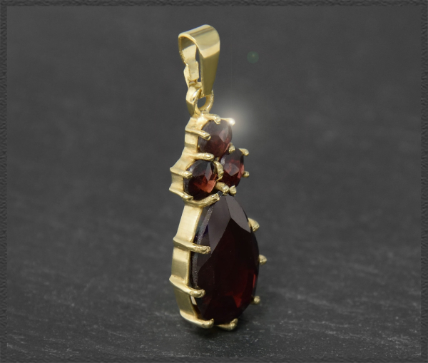 Granat Anhänger aus Gold mit 4,55ct Edelsteinen