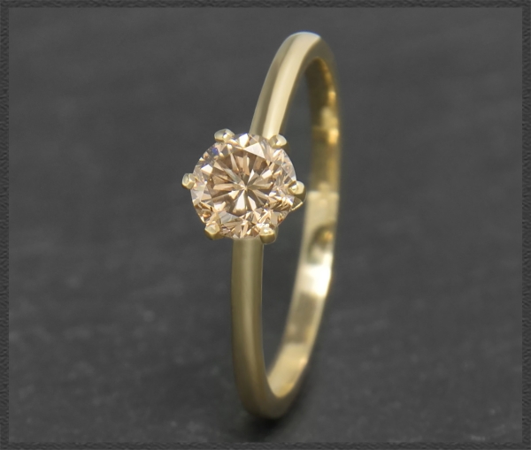 Ring mit 0,60ct Brillant in champagner, 585 Gelbgold