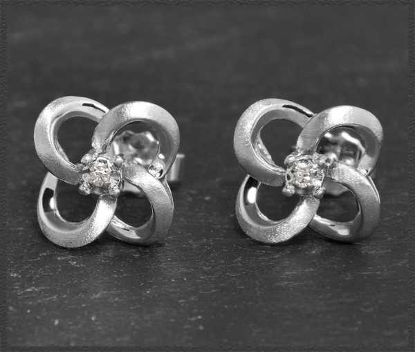 Preview: Ohrstecker mit kleinen Diamanten, 585 Weißgold