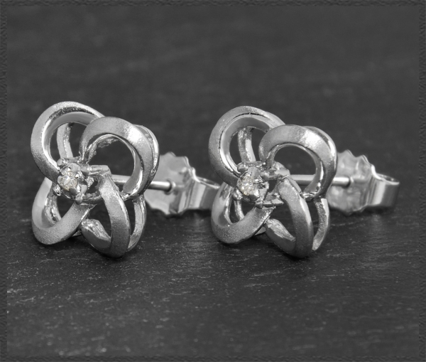 Preview: Ohrstecker mit kleinen Diamanten, 585 Weißgold