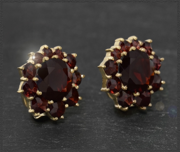 Preview: Ohrclips, 6,40ct rote Granate, 333 Gelbgold, Vintage