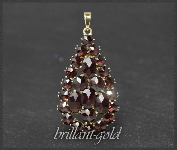 Gold Anhänger mit 12ct Granaten