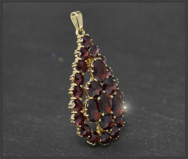 Gold Anhänger mit 12ct Granaten