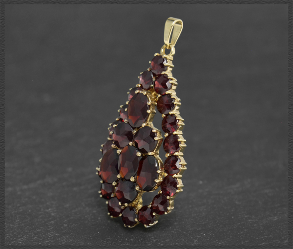 Gold Anhänger mit 12ct Granaten