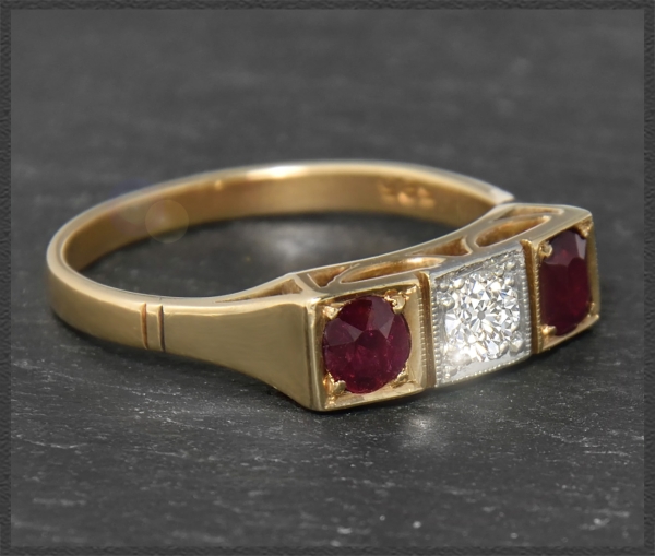 Antiker 1,30ct Diamant & Rubin Trilogie Ring, 585 Gold