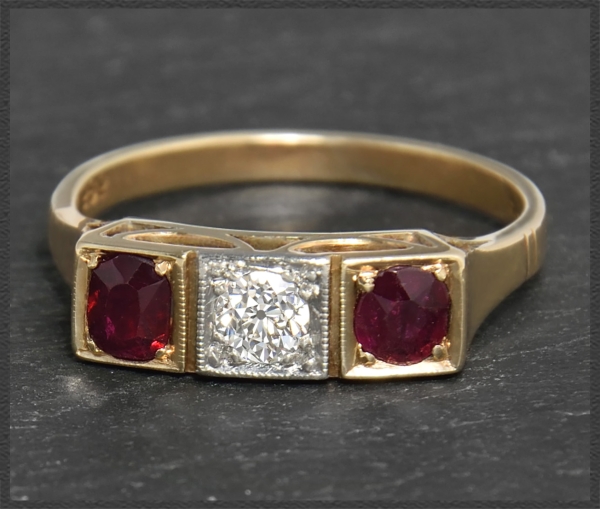 Antiker 1,30ct Diamant & Rubin Trilogie Ring, 585 Gold