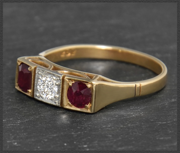 Antiker 1,30ct Diamant & Rubin Trilogie Ring, 585 Gold