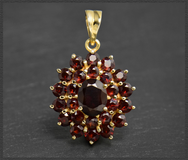 Preview: Anhänger mit 6,60ct Granaten aus 333 Gelbgold