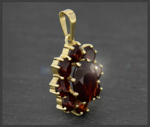 Anhänger aus 333 Gold, mit 4,90ct roten Granaten