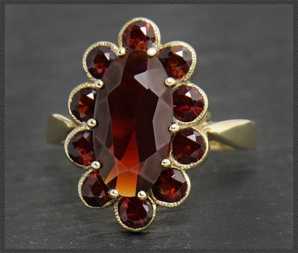 Preview: Granat Ring mit 4,6ct, 333 Gold, Antiker Cocktailring