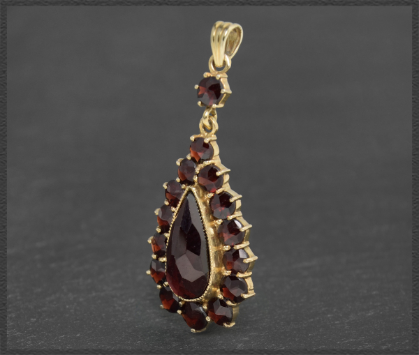 Granat Anhänger mit 11,4ct, 333 Gelbgold, Vintage