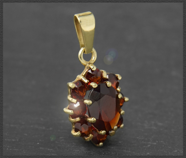 Granat Anhänger mit 2,70ct, 333 Gelbgold