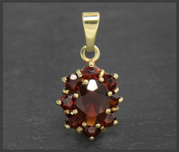 Granat Anhänger mit 2,70ct, 333 Gelbgold