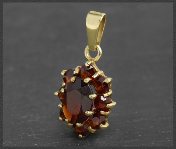 Granat Anhänger mit 2,70ct, 333 Gelbgold