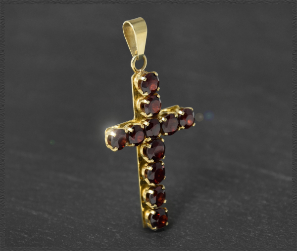 Kreuz Anhänger mit 5,50ct Granate, in 333 Gelbgold