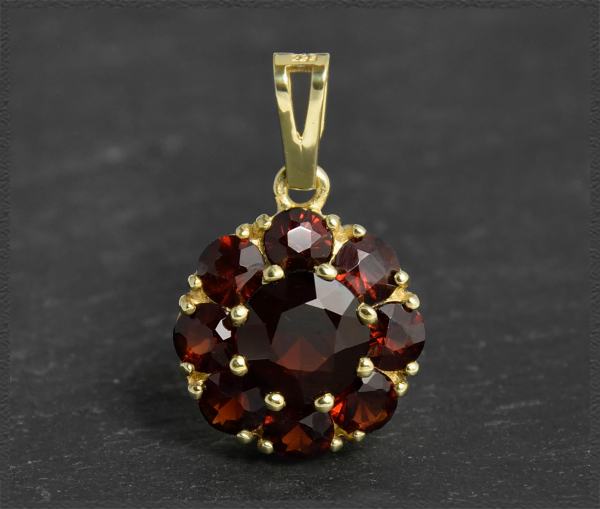 Granat Anhänger aus 333 Gold mit 2,40ct