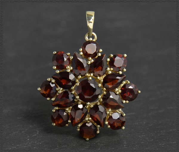 Preview: Anhänger mit 9,70ct Granate, 333 Gelbgold, Vintage