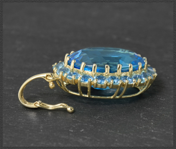 Preview: Anhänger mit 18ct Topas blau & hellblau, 333 Gelbgold