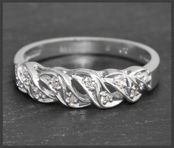 Preview: Ring aus 585 Weißgold mit 0,15ct Diamanten