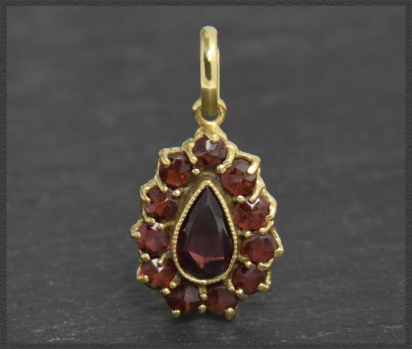Preview: Vintage Gold Anhänger mit 1,15ct roten Granaten