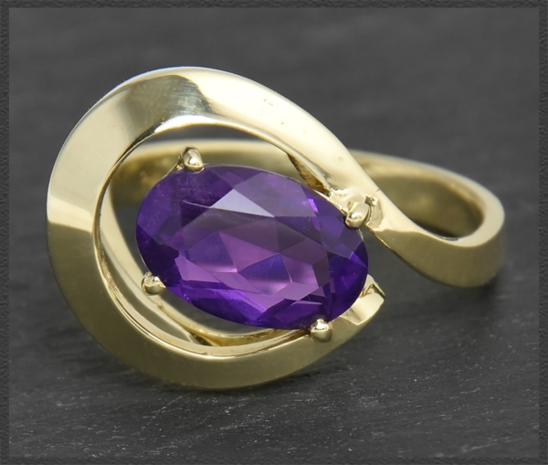 Preview: Ring mit violettem 3ct Amethyst, 585 Gelbgold