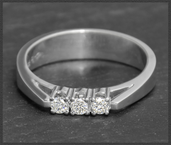 Preview: Diamant Ring, 0,20ct lupenrein & River Brillanten