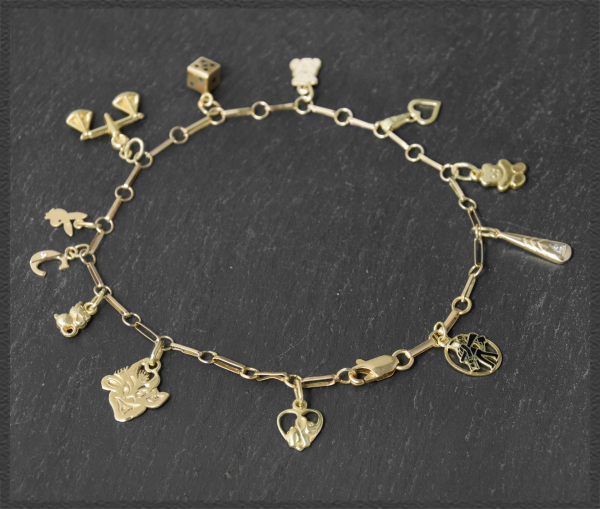 Bettelarmband aus 585 Gelbgold, mit 12 Anhängern