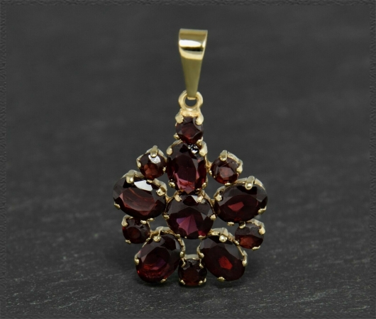 7,6ct Granat Anhänger aus 333 Gelbgold