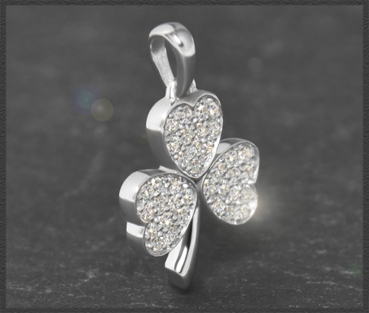 Anhänger "Kleeblatt"; 0,30ct Diamanten, 10K Gold