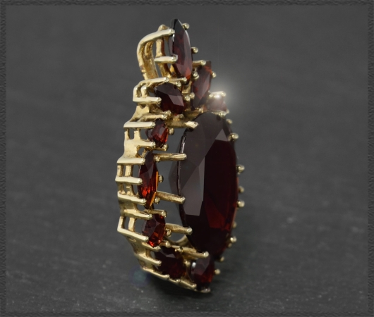 Granat Anhänger mit 12,5ct, 333 Gelbgold, Antik