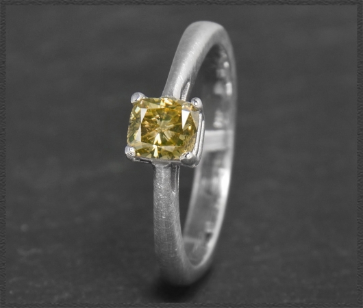 Diamant Solitär Ring mit 0,60ct Naturfarbe olivgrün