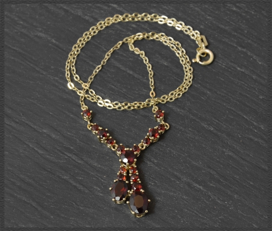 Collier aus 333 Gold mit 4,50ct roten Granaten