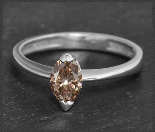 Diamant Ring mit 0,64ct in cognac, Navette, 585 Gold