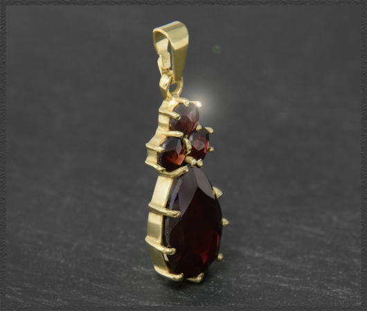 Granat Anhänger aus Gold mit 4,55ct Edelsteinen
