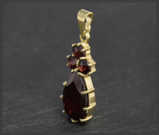 Granat Anhänger aus Gold mit 4,55ct Edelsteinen