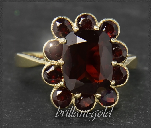 Ring mit 4,70ct roten Granaten, 333 Gold