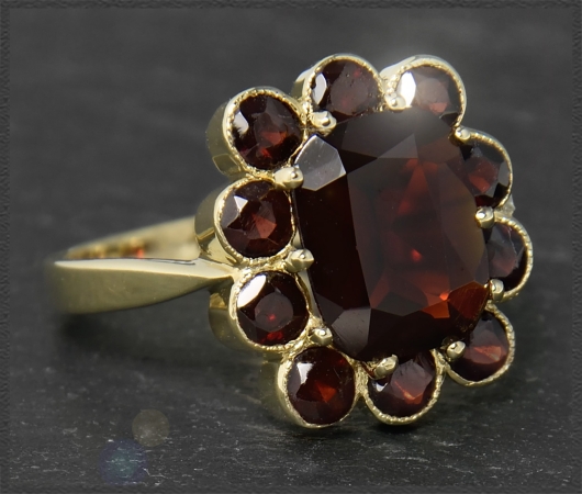 Ring mit 4,70ct roten Granaten, 333 Gold