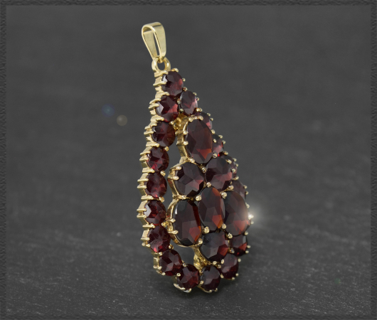Gold Anhänger mit 12ct Granaten