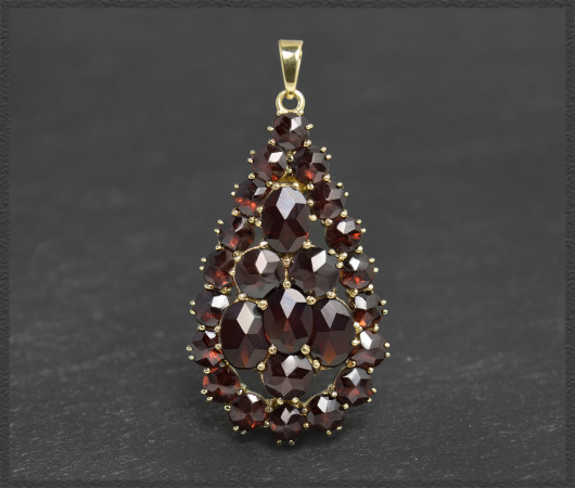 Gold Anhänger mit 12ct Granaten