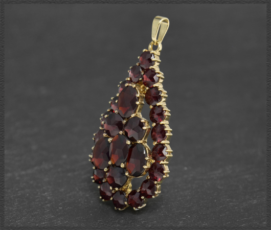 Gold Anhänger mit 12ct Granaten