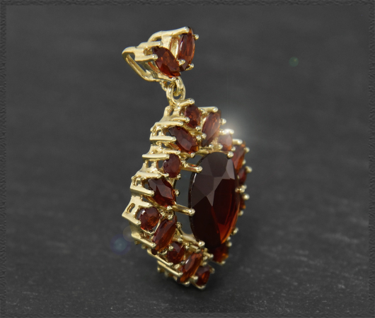 Granat Anhänger mit 5,80ct in 333 Gelbgold, Vintage