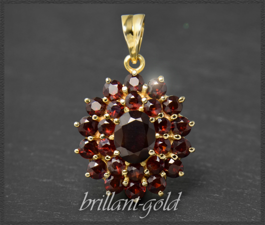 Anhänger mit 6,60ct Granaten aus 333 Gelbgold