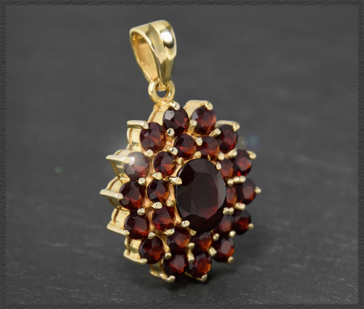 Anhänger mit 6,60ct Granaten aus 333 Gelbgold
