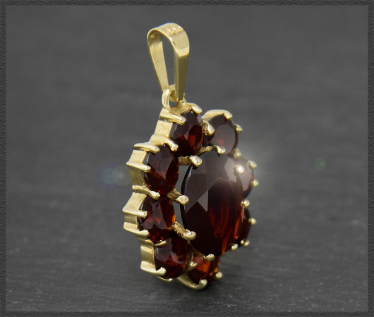 Anhänger aus 333 Gold, mit 4,90ct roten Granaten
