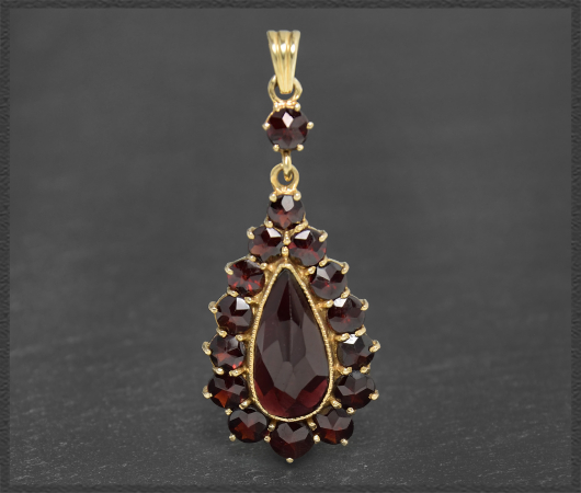 Granat Anhänger mit 11,4ct, 333 Gelbgold, Vintage